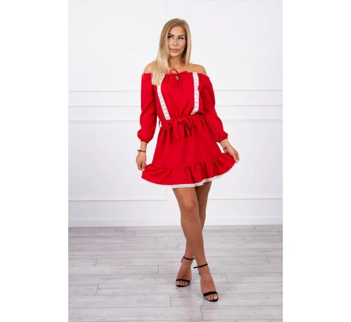 Šaty s odhalenými rameny a krajkou červené barvy Šaty s odhalenými rameny a krajkou červené barvy