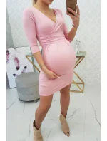 Přiléhavé šaty s průstřihem pod prsy v pudrově růžové barvě Přiléhavé šaty s průstřihem pod prsy v pudrově růžové barvě