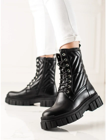 Zajímavé dámské kotníčkové boty černé na plochém podpatku Zajímavé dámské kotníčkové boty černé na plochém podpatku