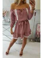 Šaty s odhalenými rameny a krajkou tmavě růžové barvy