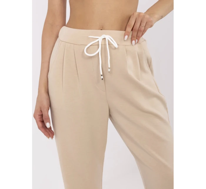 Kalhoty DHJ SP model 21034936 světle béžové - FPrice Kalhoty DHJ SP model 21034936 světle béžové - FPrice