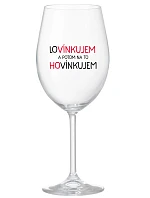 LOVÍNKUJEM A POTOM NA TO HOVÍNKUJEM - priehľadný pohár na víno 350 ml LOVÍNKUJEM A POTOM NA TO HOVÍNKUJEM - priehľadný pohár na víno 350 ml