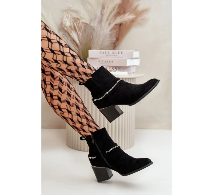 Zateplené dámské boty na podpatku s řetízkem eko semišové černé Hanalen Zateplené dámské boty na podpatku s řetízkem eko semišové černé Hanalen