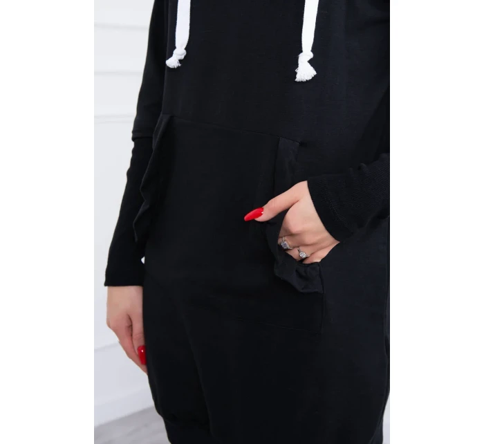 Šaty s ozdobnými volánky a kapucí černé barvy Šaty s ozdobnými volánky a kapucí černé barvy