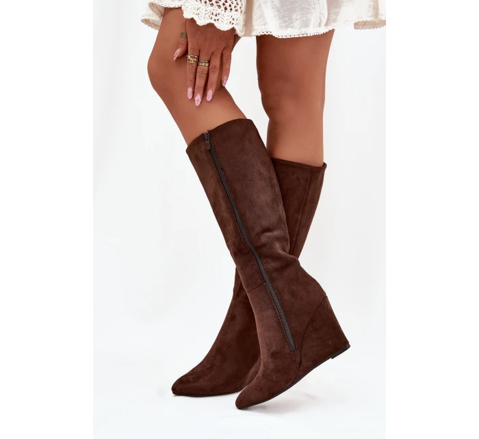 Zateplené dámské kozačky na klínu čokoládové model 21705078 - Boto Zateplené dámské kozačky na klínu čokoládové model 21705078 - Boto