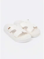 Praktické bílé  nazouváky dámské platforma