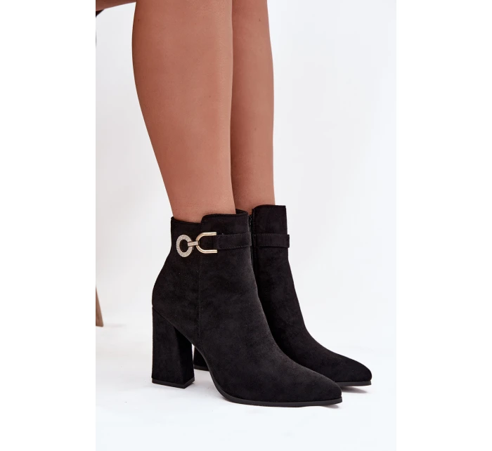 Dámské zateplené kotníkové botky z eko semiše na sloupku s ozdobou – černé Lymall