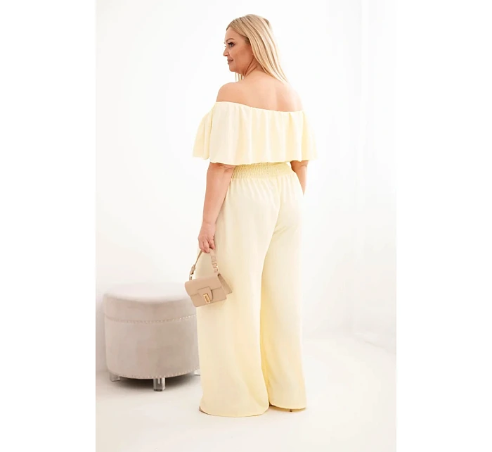 Dámská kombinéza Plus Size s odhalenými model 22092414 s volánem a širokými nohavicemi žlutý - K-Fashion