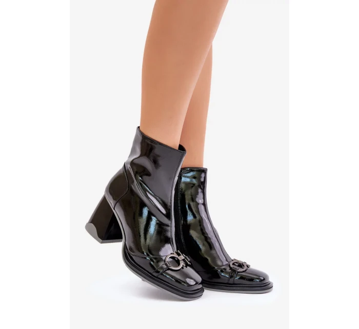 Lakované kotníkové boty na podpatku zateplené s ozdobou D&A černé Lakované kotníkové boty na podpatku zateplené s ozdobou D&A černé