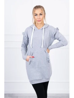 Šaty s ozdobnými volánky a kapucí šedé barvy