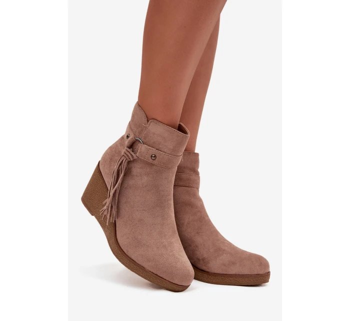 Zateplené dámské kotníkové boty na platformě s třásněmi béžové Olivarae Zateplené dámské kotníkové boty na platformě s třásněmi béžové Olivarae