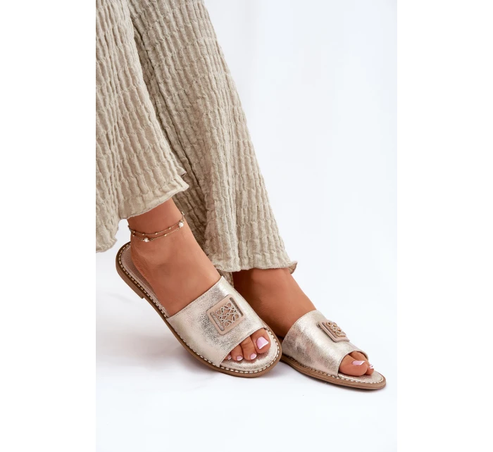 Dámské Sandály Na Plochém Podpatku S Ozdobou model 21696786 Zlaté - S.Barski Dámské Sandály Na Plochém Podpatku S Ozdobou model 21696786 Zlaté - S.Barski