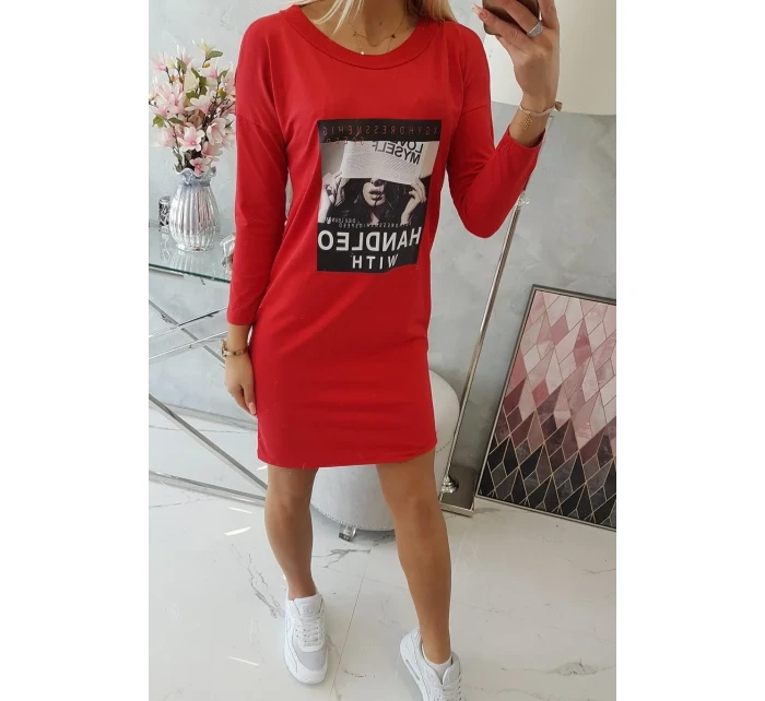 Šaty s potiskem rukojeti v červené barvě Šaty s potiskem rukojeti v červené barvě