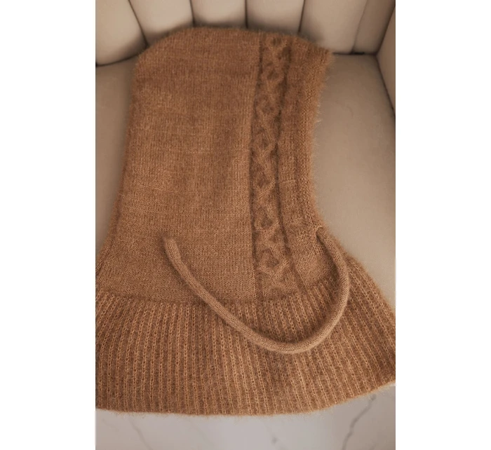 Dámská čepice s kapucí, zavazováním a copánkovým vzorem tmavě camelová Dámská čepice s kapucí, zavazováním a copánkovým vzorem tmavě camelová