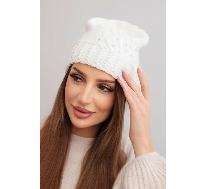 Dámská zimní čepice s vlnou zdobená flitry a pletením K473 bílá