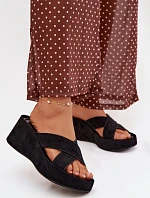 Dámské pantofle na platformě z eko semiše černé Calorine