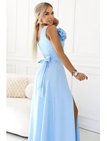 669-2 Svatební maxi šaty s květinou na rameni a rozparkem - modré