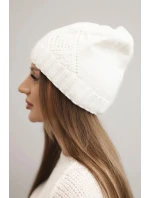 Dámská zimní čepice z vlny a s geometrickým vzorem K479 bílá Dámská zimní čepice z vlny a s geometrickým vzorem K479 bílá