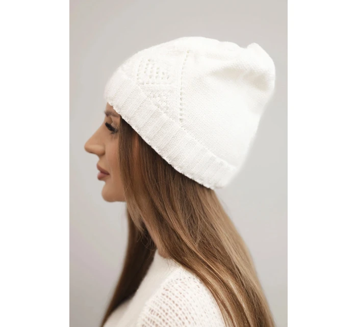 Dámská zimní čepice z vlny a s geometrickým vzorem K479 bílá Dámská zimní čepice z vlny a s geometrickým vzorem K479 bílá