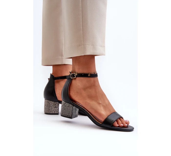 Dámské sandály z eko kůže na zdobeném podpatku černé Wiatalia Dámské sandály z eko kůže na zdobeném podpatku černé Wiatalia
