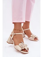 Dámské sandály na podpatku s ozdobným květem Vinceza 20283 Béžové Dámské sandály na podpatku s ozdobným květem Vinceza 20283 Béžové