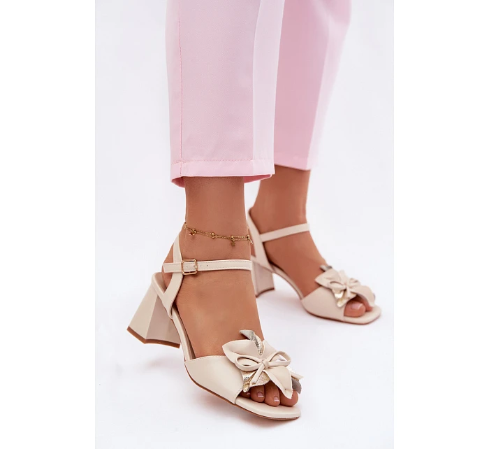 Dámské sandály na podpatku s ozdobným květem Vinceza 20283 Béžové Dámské sandály na podpatku s ozdobným květem Vinceza 20283 Béžové