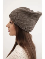 Dámská zimní čepice s ozdobným pletením a klasickým střihem K372 cappuccino