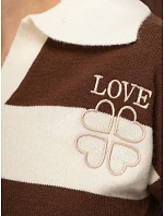 Sweter damski z kołnierzykiem i haftem LOVE brązowy FashionStreet MY2659 Sweter damski z kołnierzykiem i haftem LOVE brązowy FashionStreet MY2659