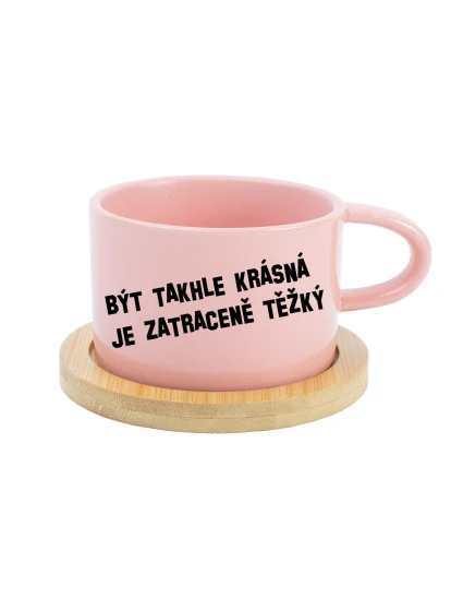 BÝT TAKHLE KRÁSNÁ JE ZATRACENÉ TEŽKÝ - růžový hrníček makronka 200 ml