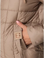 Kurtka damska pikowana z kapturem beżowa model 22341080 - FashionStreet Kurtka damska pikowana z kapturem beżowa model 22341080 - FashionStreet
