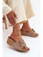 Kožené semišové dámské pantofle na platformě s ozdobným květinovým vzorem model 22125922 Cappuccino - Zazoo