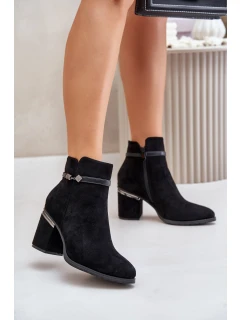 Zateplené dámské boty na podpatku s ozdobným páskem černé model 21675634 - VINCEZA