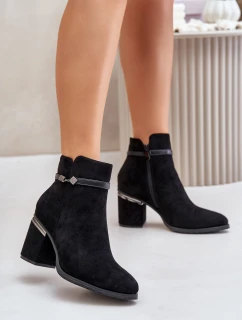 Zateplené dámské boty na podpatku s ozdobným páskem černé model 21675634 - VINCEZA