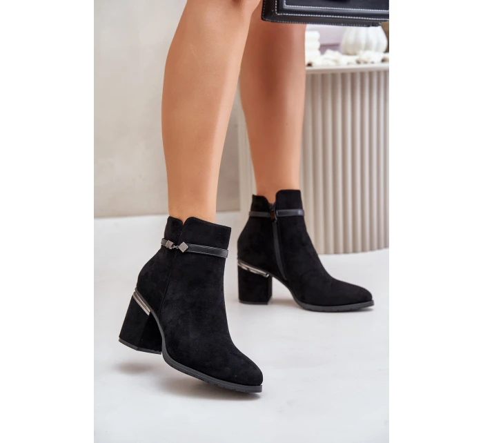 Zateplené dámské boty na podpatku s ozdobným páskem černé model 21675634 - VINCEZA