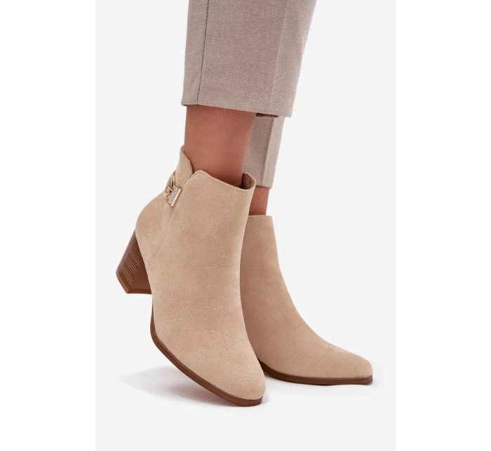 Zateplené dámské kotníkové boty na podpatku se zlatým detailem béžové model 21708228 - Boto Zateplené dámské kotníkové boty na podpatku se zlatým detailem béžové model 21708228 - Boto
