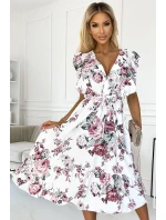 GABRIELLA Bílé dámské šaty s výstřihem, zavazováním a se vzorem bordó růží model 21290241 - numoco basic GABRIELLA Bílé dámské šaty s výstřihem, zavazováním a se vzorem bordó růží model 21290241 - numoco basic