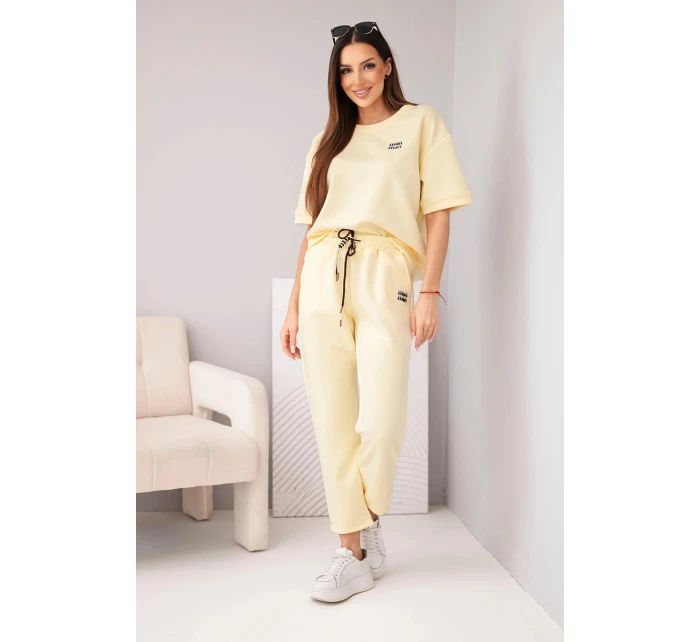 Dámský viskózový komplet s krátkým rukávem a kalhotami s ohrnutým spodním lemem žlutý