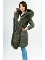 Prošívaná dámská zimní bunda v khaki barvě s kapucí (aura) Prošívaná dámská zimní bunda v khaki barvě s kapucí (aura)