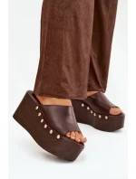 Dámské nazouváky na platformě s nýty čokoládové Mareline Dámské nazouváky na platformě s nýty čokoládové Mareline