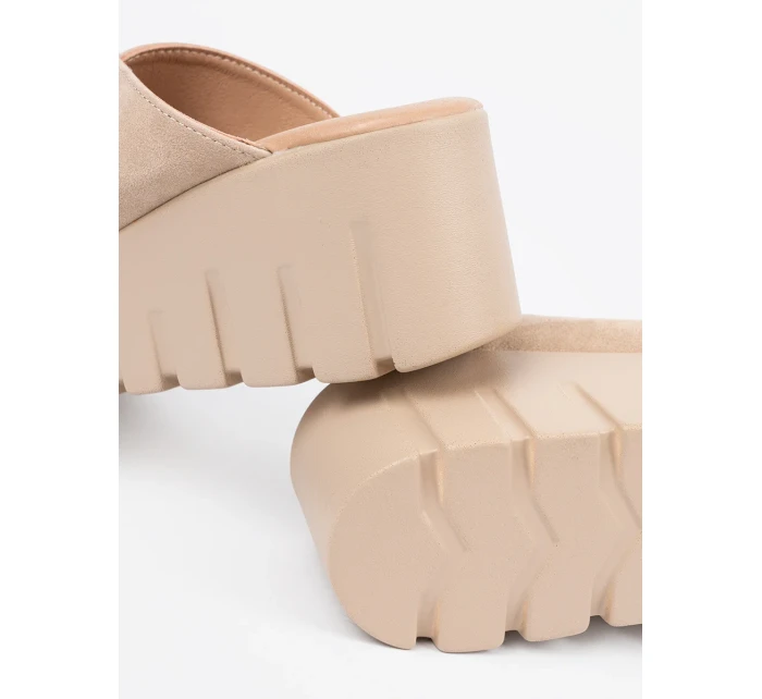 Zajímavé dámské hnědé  nazouváky na klínku