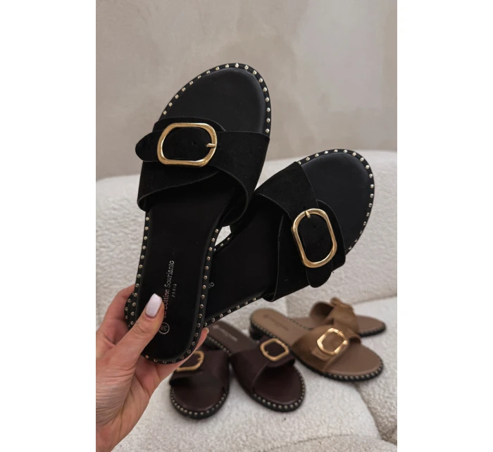 Dámské pantofle na ploché se zlatým sponou Czarne model 21943465 - Boto