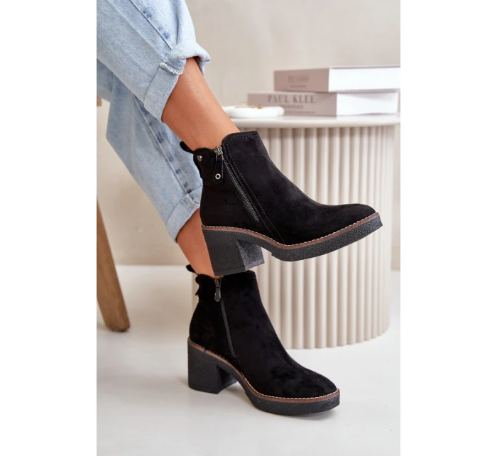 Zateplené dámské kotníčkové boty na podpatku z eko semiše černé Velarilla Zateplené dámské kotníčkové boty na podpatku z eko semiše černé Velarilla