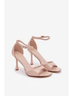 Lakované sandály na jehlovém podpatku béžové model 21788223 - Boto