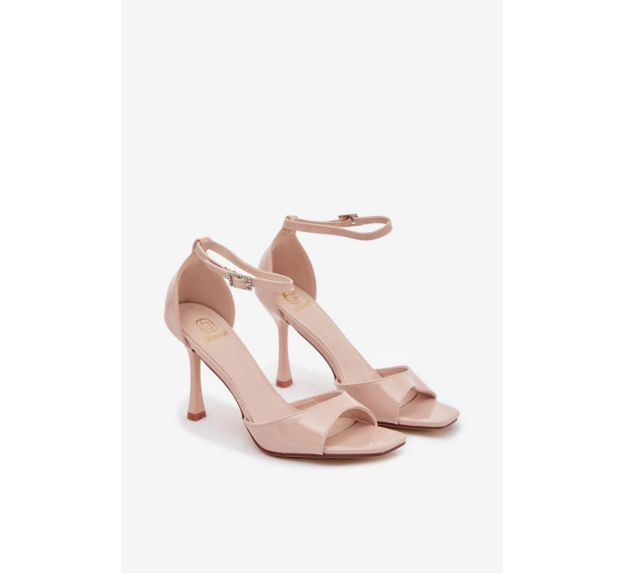 Lakované sandály na jehlovém podpatku béžové model 21788223 - Boto