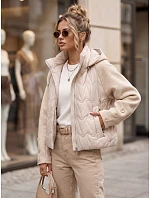 Kurtka damska pikowana z odpinanym kapturem beżowa model 22347617 - FashionStreet Kurtka damska pikowana z odpinanym kapturem beżowa model 22347617 - FashionStreet
