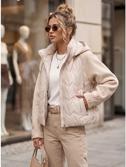 Kurtka damska pikowana z odpinanym kapturem beżowa model 22347617 - FashionStreet Kurtka damska pikowana z odpinanym kapturem beżowa model 22347617 - FashionStreet