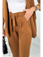 Elegantní sako s kalhotami zavázanými vpředu Velbloud