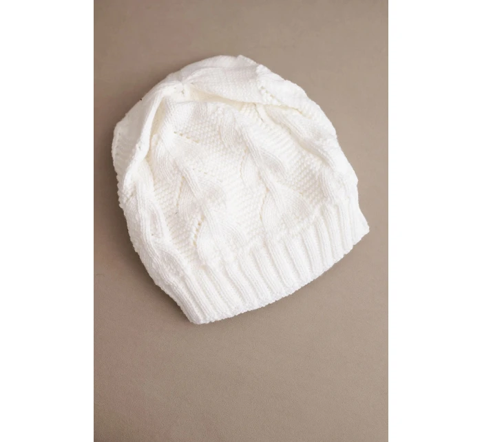 Dámská zimní čepice z vlny s krajkovým vzorem model 21817807 bílá - K-Fashion Dámská zimní čepice z vlny s krajkovým vzorem model 21817807 bílá - K-Fashion