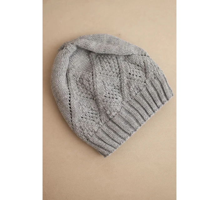 Dámská zimní čepice z vlny a s geometrickým vzorem model 21753193 šedá - K-Fashion