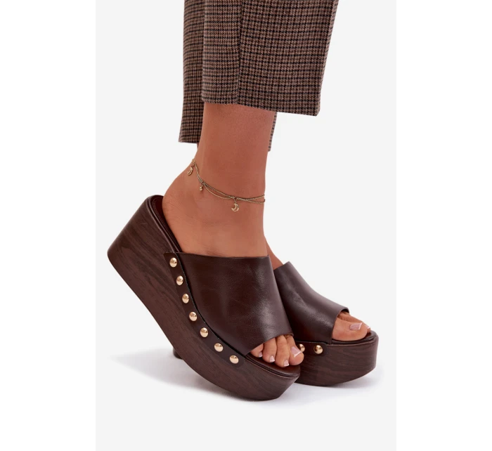 Dámské pantofle na platformě a platformě se zlatými knoflíky Čokoládové Farinelle